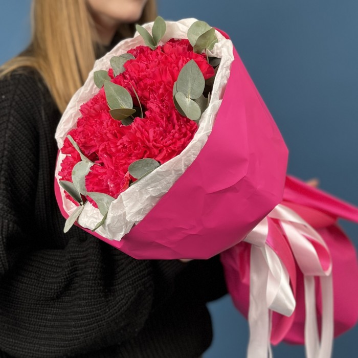 15 малиновых гвоздик с эвкалиптом