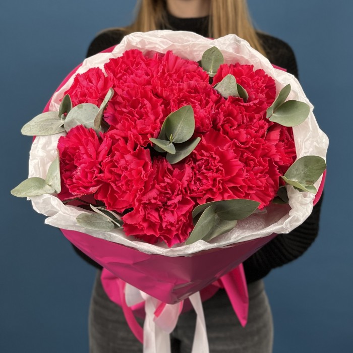 15 малиновых гвоздик с эвкалиптом