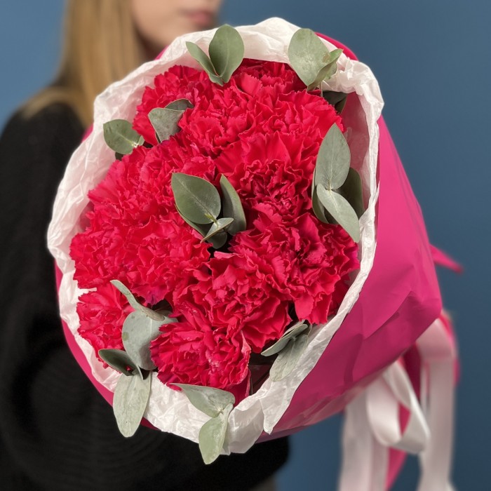 15 малиновых гвоздик с эвкалиптом