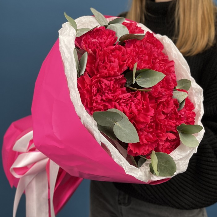 15 малиновых гвоздик с эвкалиптом