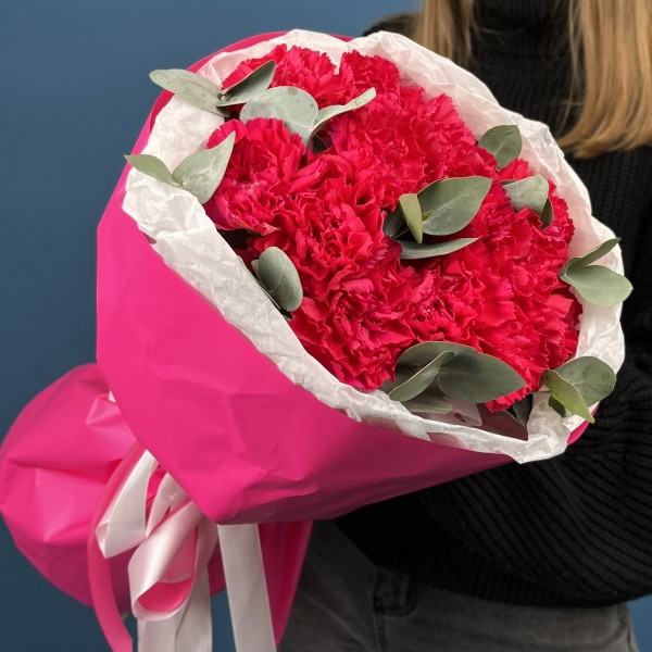 15 малиновых гвоздик с эвкалиптом