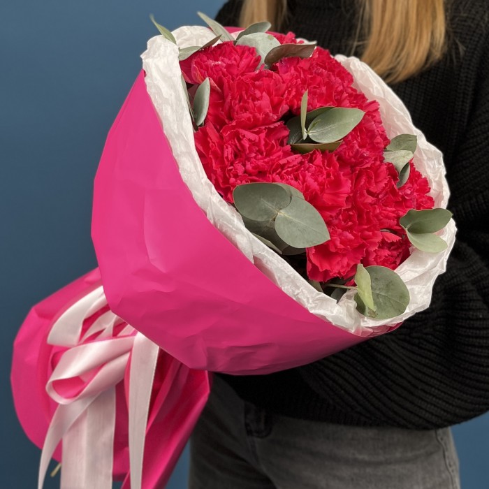 15 малиновых гвоздик с эвкалиптом