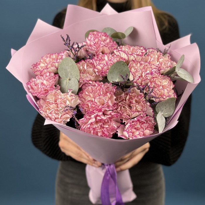 15 нежных бело-сиреневых гвоздик