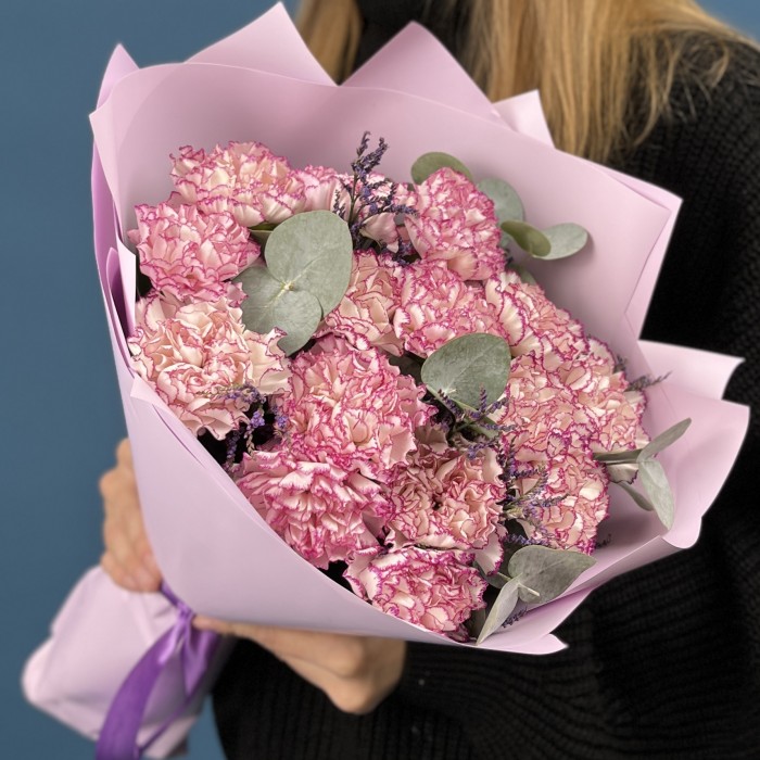 15 нежных бело-сиреневых гвоздик