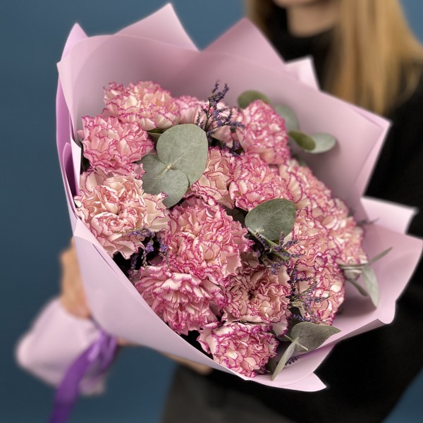 15 нежных бело-сиреневых гвоздик