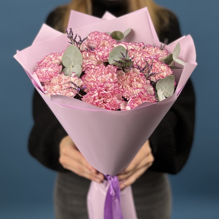 15 нежных бело-сиреневых гвоздик