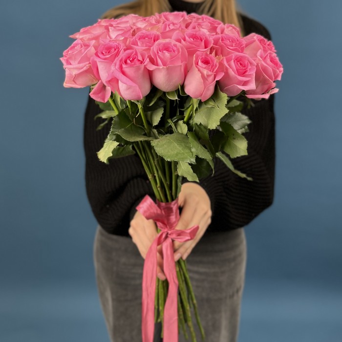 25 розовых роз аква 60 см