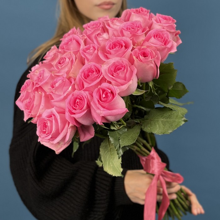 25 розовых роз аква 60 см