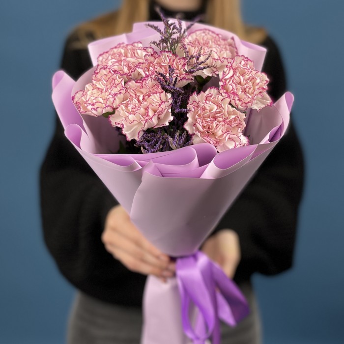 7 бело-сиреневых гвоздик с Лимониумом