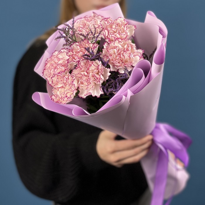 7 бело-сиреневых гвоздик с Лимониумом