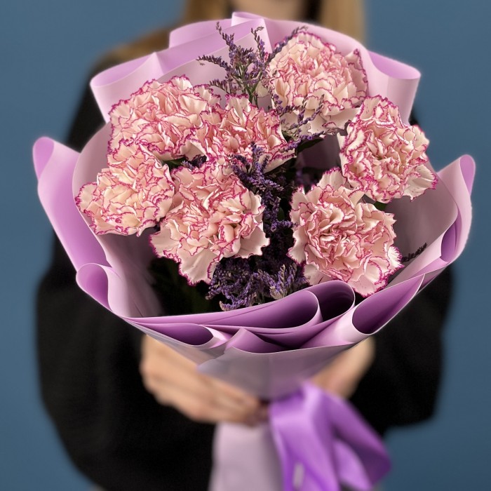 7 бело-сиреневых гвоздик с Лимониумом