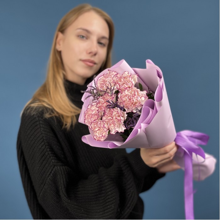 7 бело-сиреневых гвоздик с Лимониумом