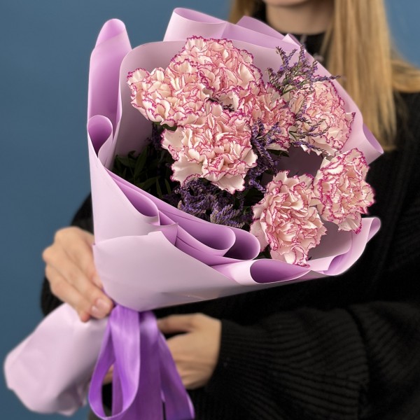 7 бело-сиреневых гвоздик с Лимониумом