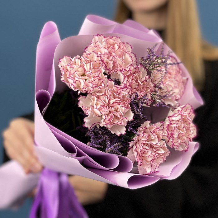 7 бело-сиреневых гвоздик с Лимониумом