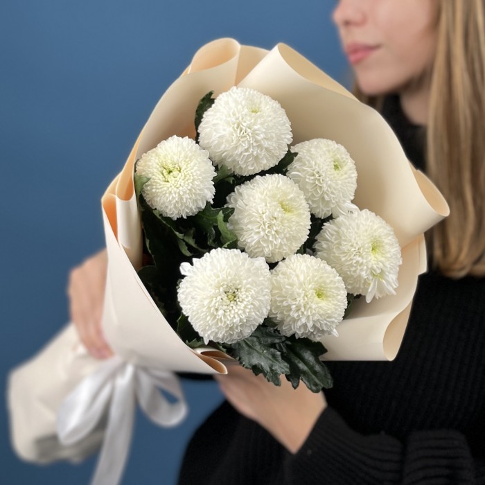 7 белых хризантем помпон