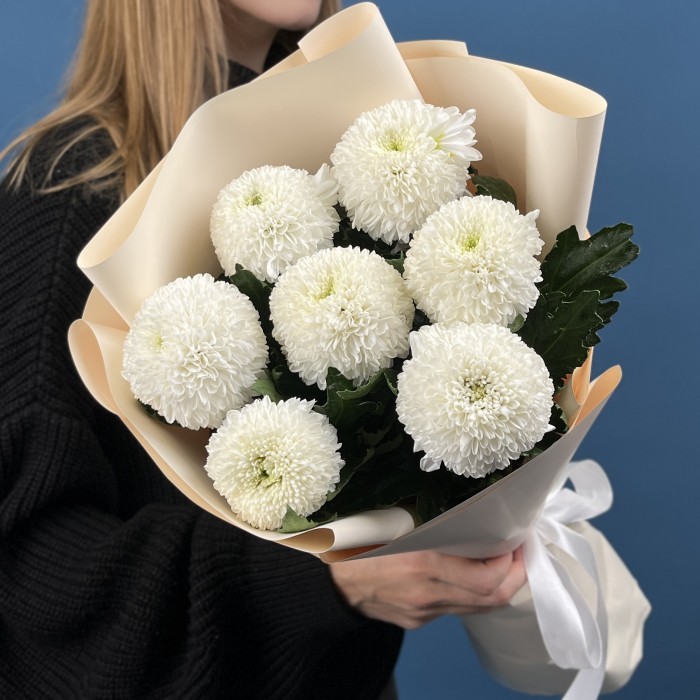7 белых хризантем помпон