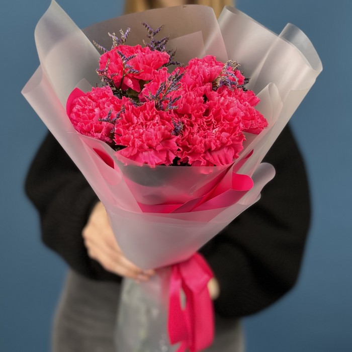 7 малиновых гвоздик с лимониумом