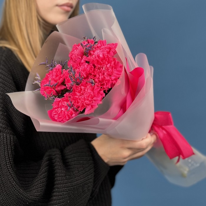 7 малиновых гвоздик с лимониумом