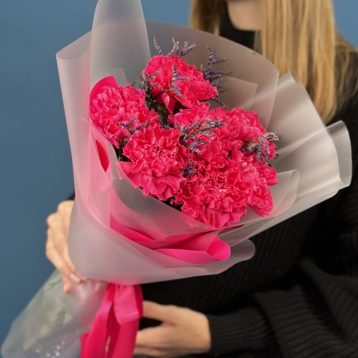 7 малиновых гвоздик с лимониумом