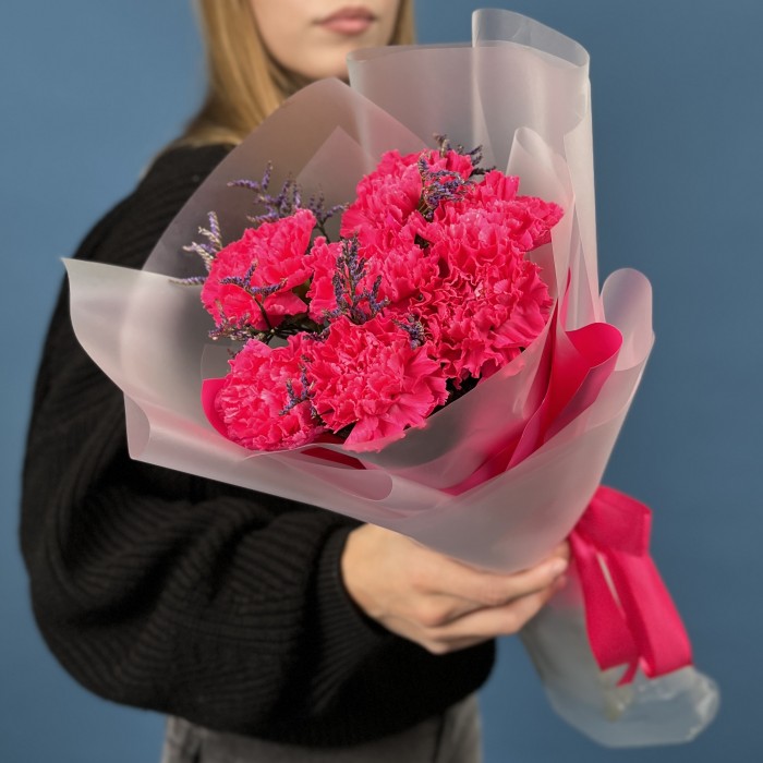 7 малиновых гвоздик с лимониумом