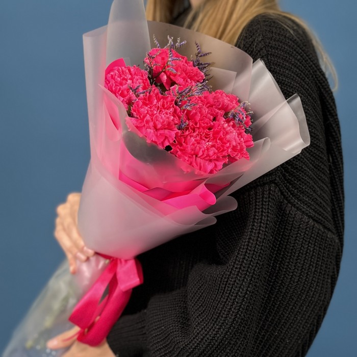 7 малиновых гвоздик с лимониумом