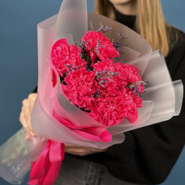 7 малиновых гвоздик с лимониумом