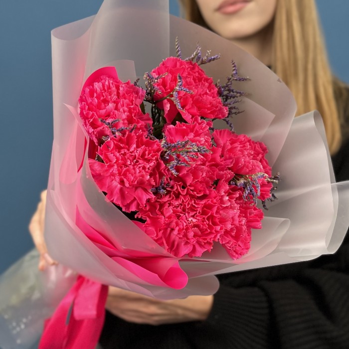 7 малиновых гвоздик с лимониумом