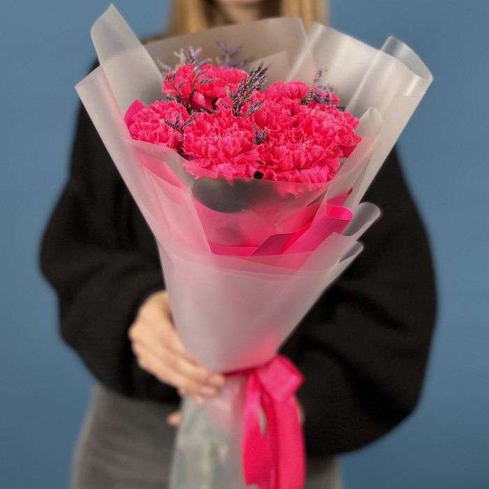 7 малиновых гвоздик с лимониумом