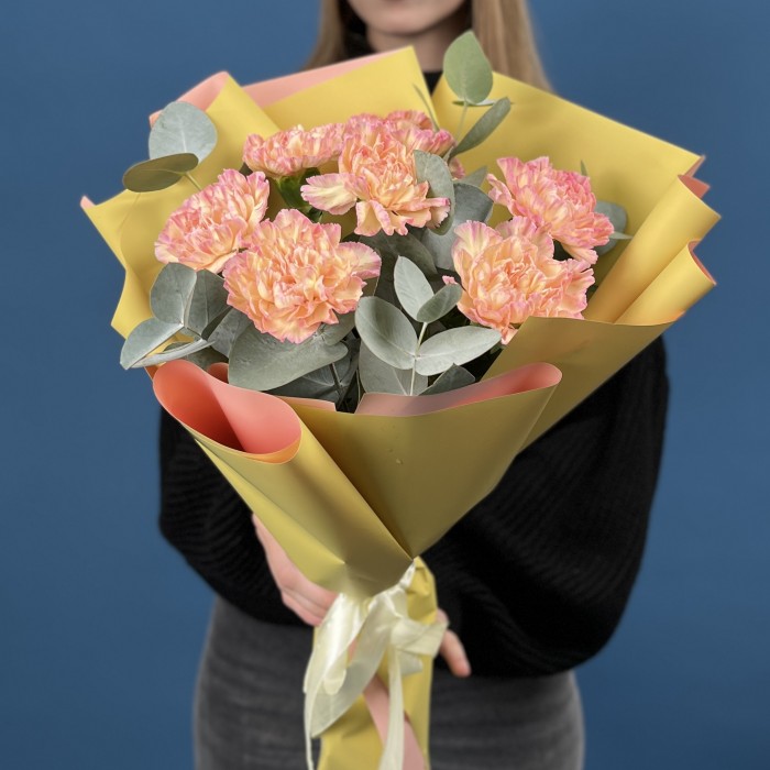 7 нежных персиковых гвоздик с эвкалиптом