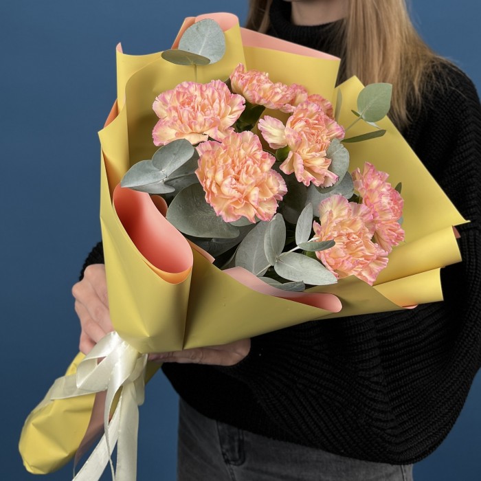 7 нежных персиковых гвоздик с эвкалиптом