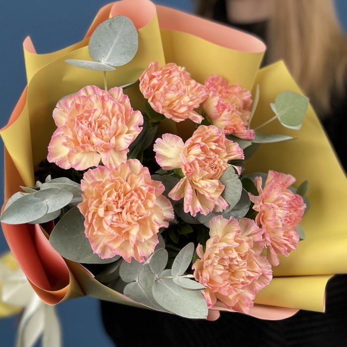 7 нежных персиковых гвоздик с эвкалиптом