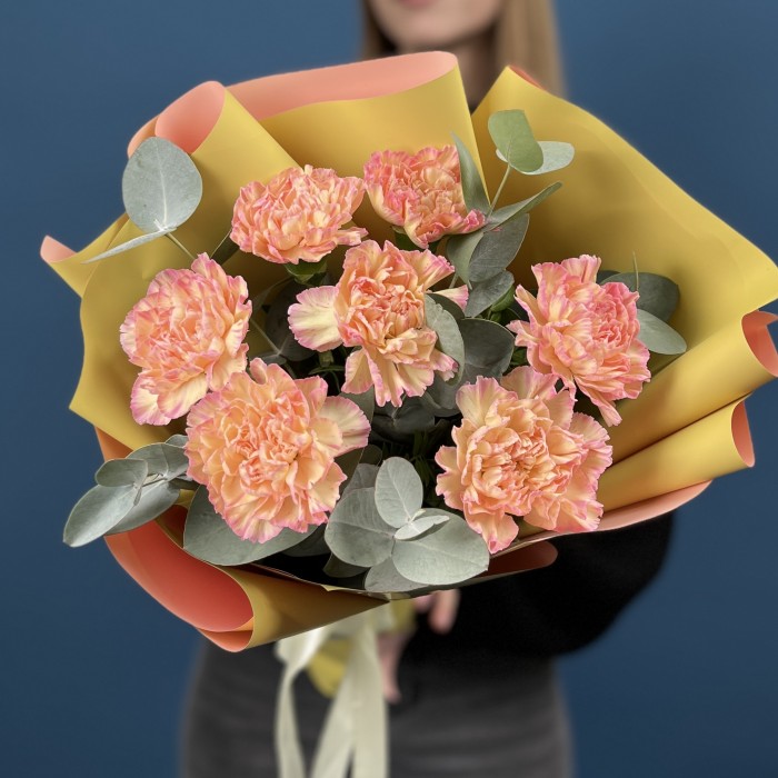 7 нежных персиковых гвоздик с эвкалиптом