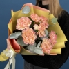 7 нежных персиковых гвоздик с эвкалиптом