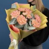 7 нежных персиковых гвоздик с эвкалиптом