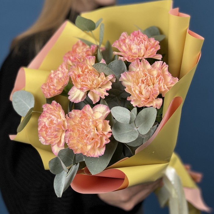 7 нежных персиковых гвоздик с эвкалиптом