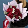 7 пышных бордовых гвоздик с эвкалиптом