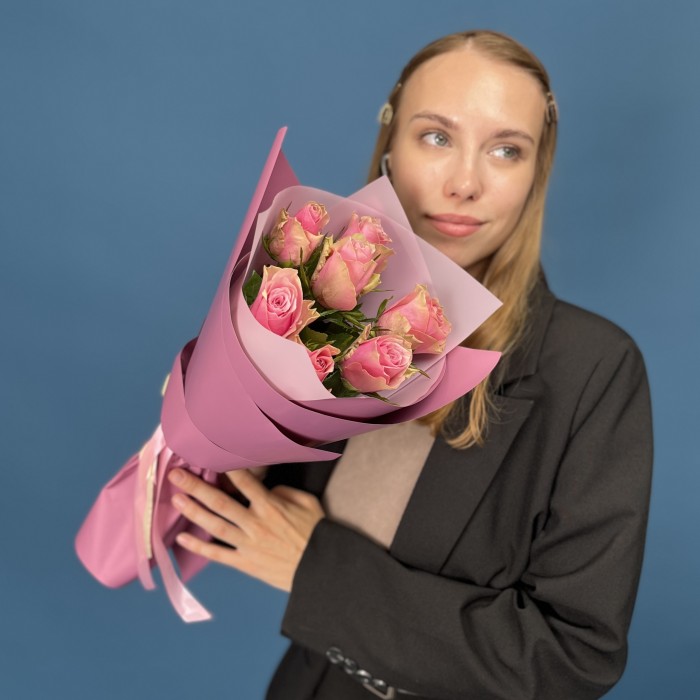 7 розовых роз Роял Атена 40 см