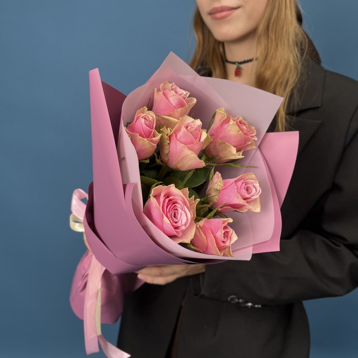 7 розовых роз Роял Атена 40 см