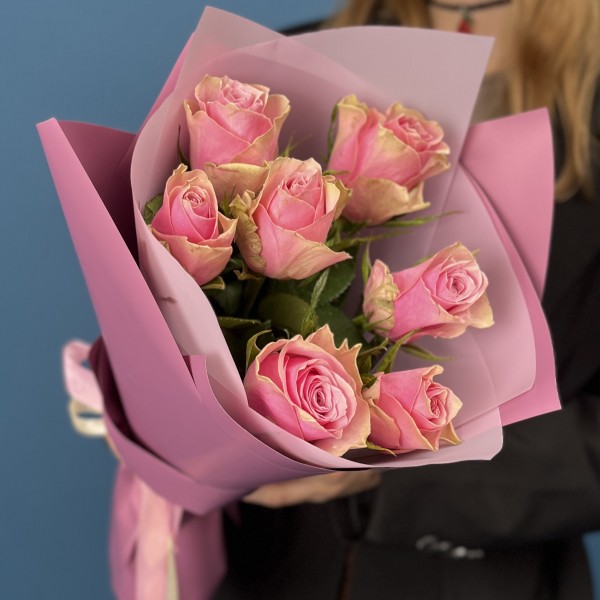 7 розовых роз Роял Атена 40 см