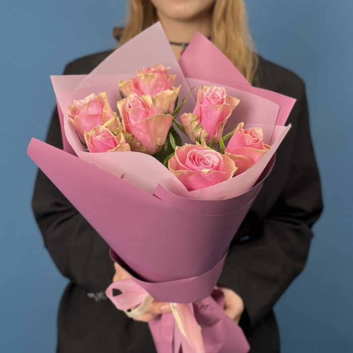 7 розовых роз Роял Атена 40 см