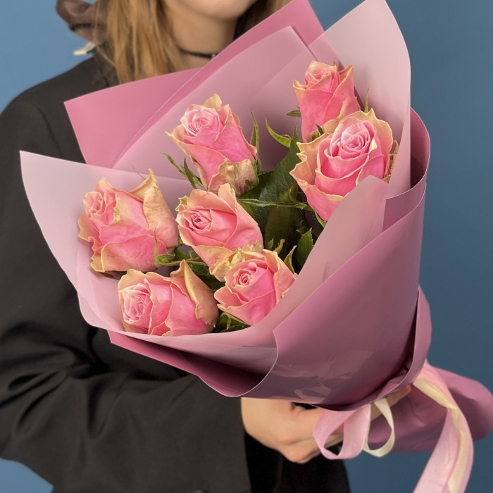 7 розовых роз Роял Атена 40 см