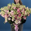 75 пышных бело-розовых эустом