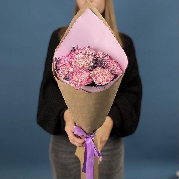 9 бело-сиреневых гвоздик с Лимониумом