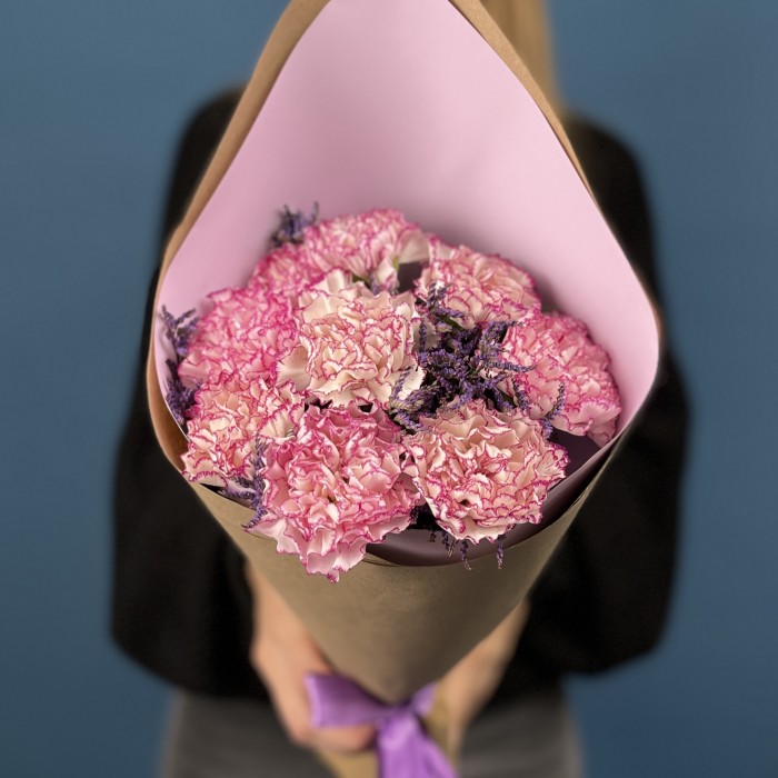 9 бело-сиреневых гвоздик с Лимониумом