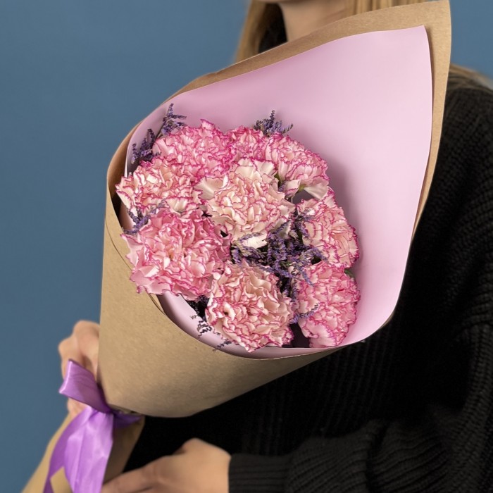 9 бело-сиреневых гвоздик с Лимониумом