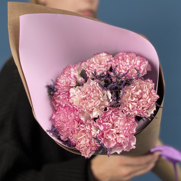 9 бело-сиреневых гвоздик с Лимониумом