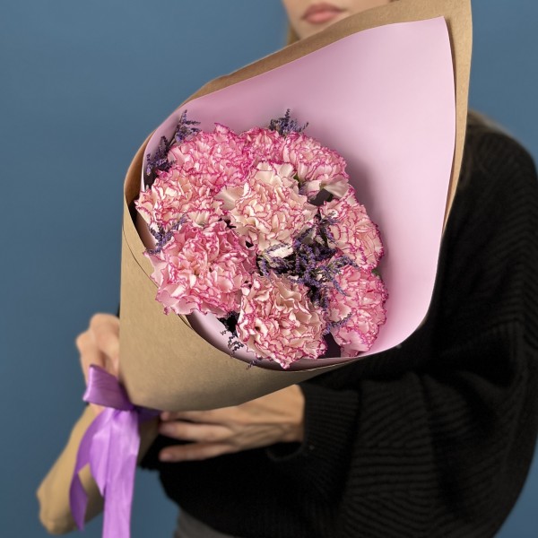 9 бело-сиреневых гвоздик с Лимониумом