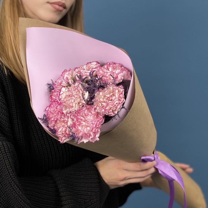 9 бело-сиреневых гвоздик с Лимониумом