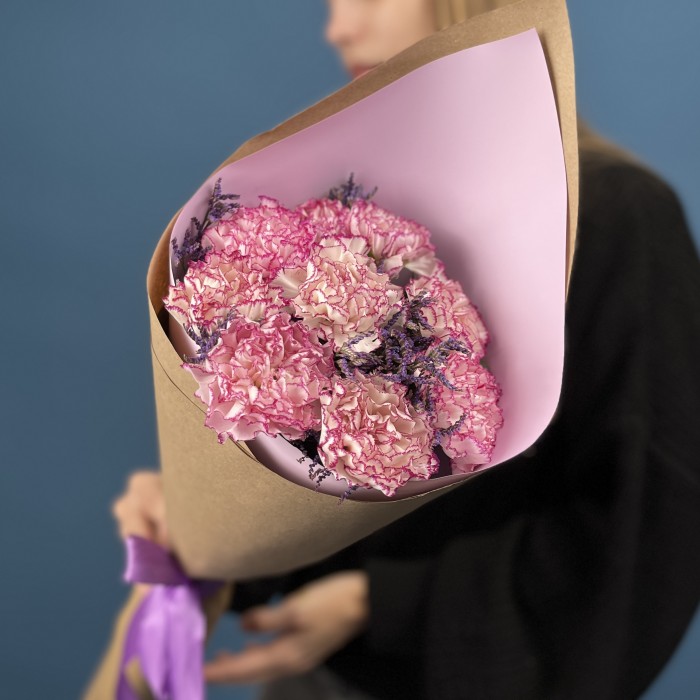 9 бело-сиреневых гвоздик с Лимониумом