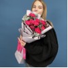 9 малиновых гвоздик с эвкалиптом